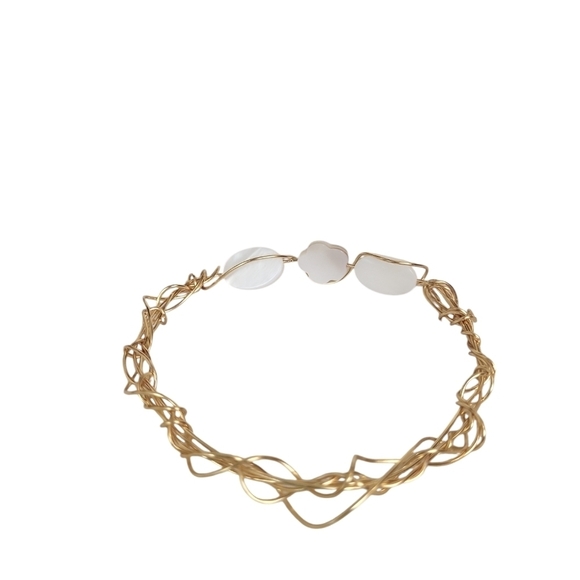 14k Gold White Mother Of Pearl Shell Flower Oval Wire Bangle - Picture 4 of 4